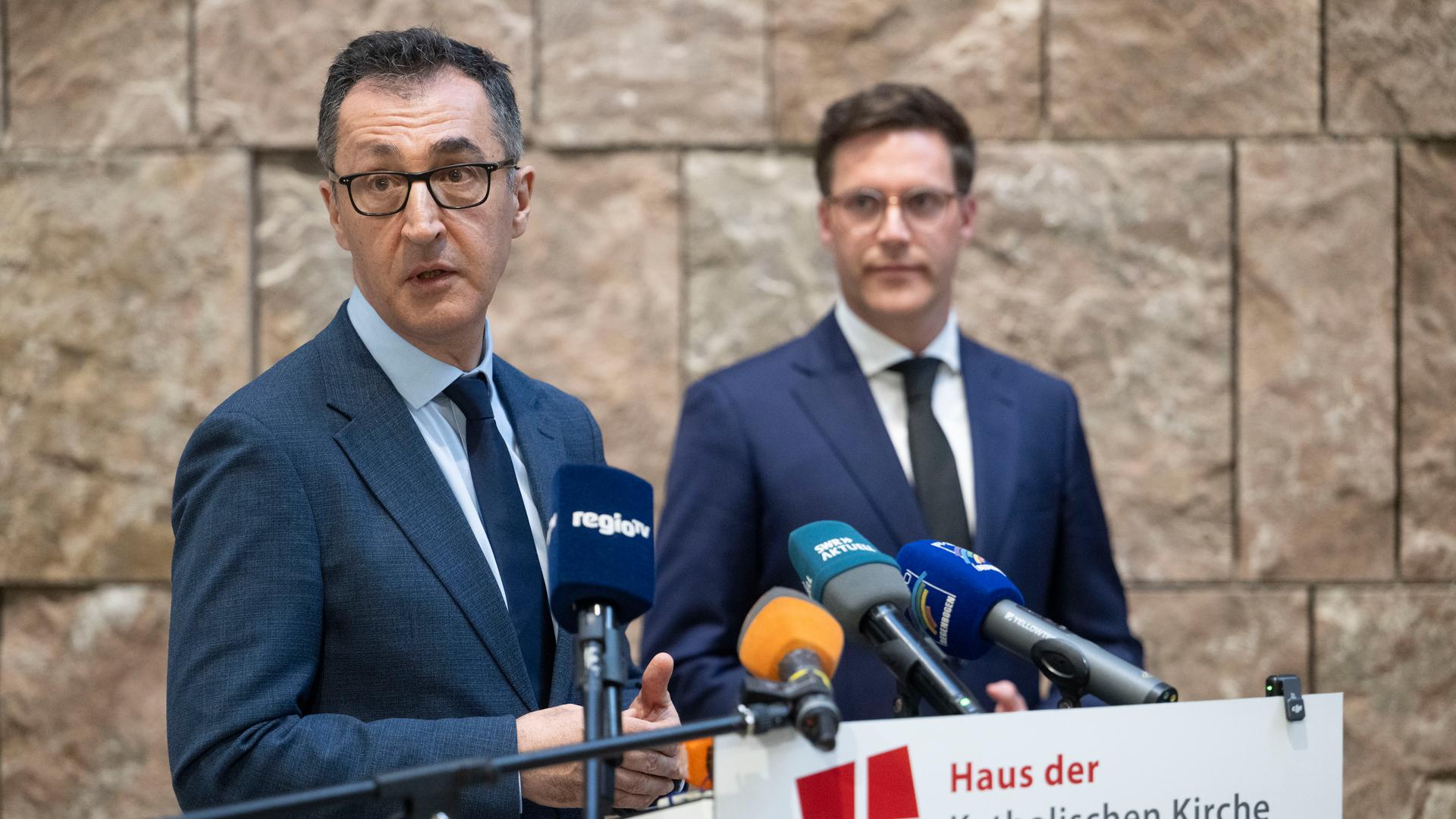 Stuttgart: Cem Özdemir (Bündnis 90/Die Grünen) und Manuel Hagel (CDU) geben im Haus der Katholischen Kirche ein Statement. 