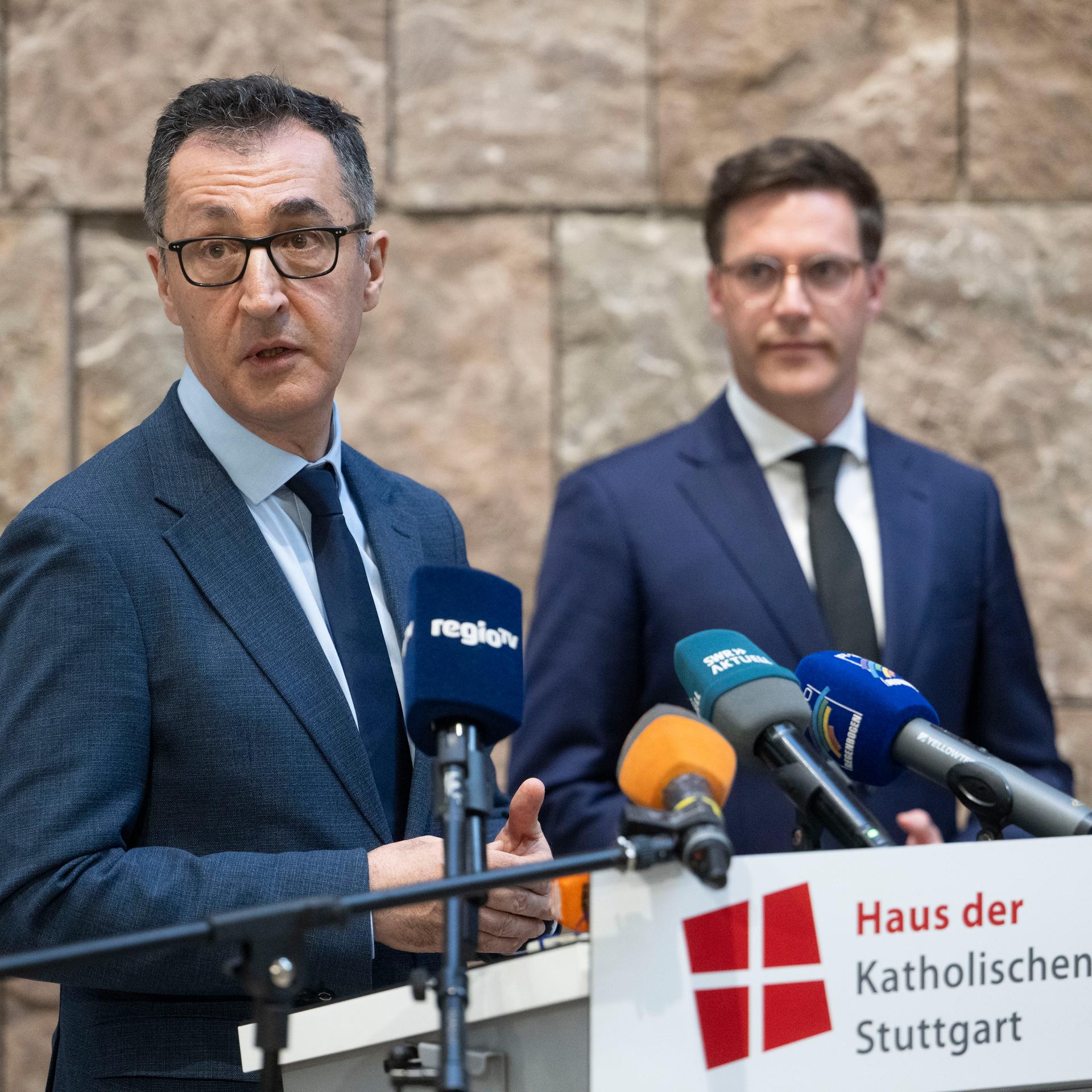 Stuttgart: Cem Özdemir (Bündnis 90/Die Grünen) und Manuel Hagel (CDU) geben im Haus der Katholischen Kirche ein Statement. 