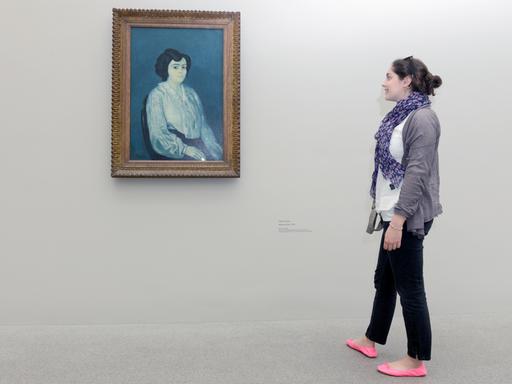 Eine junge Frau betrachtet "Madame Soler" von Pablo Picasso.