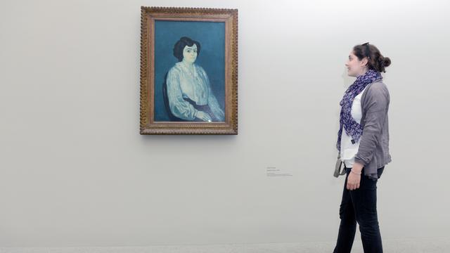 Eine junge Frau betrachtet "Madame Soler" von Pablo Picasso.