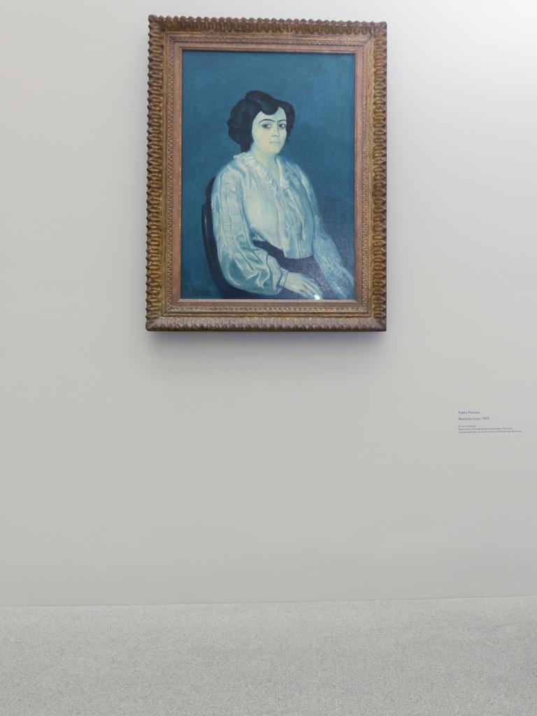 Eine junge Frau betrachtet "Madame Soler" von Pablo Picasso. Eine junge Frau betrachtet "Madame Soler" von Pablo Picasso.