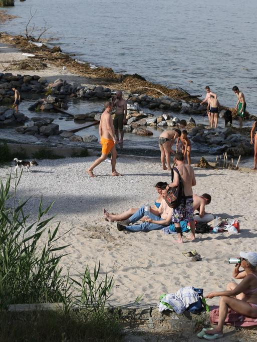 10. Juni 2023 in Odessa. Ukrainer am Strand von Otrada. Immer mehr Zeugnisse des Krieges werden an Land gespült, die Menschen gehen trotz der Minengefahr im Schwarzen Meer schwimmen. 