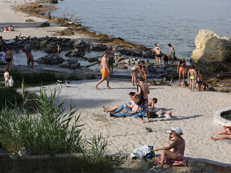 10. Juni 2023 in Odessa. Ukrainer am Strand von Otrada. Immer mehr Zeugnisse des Krieges werden an Land gespült, die Menschen gehen trotz der Minengefahr im Schwarzen Meer schwimmen. 