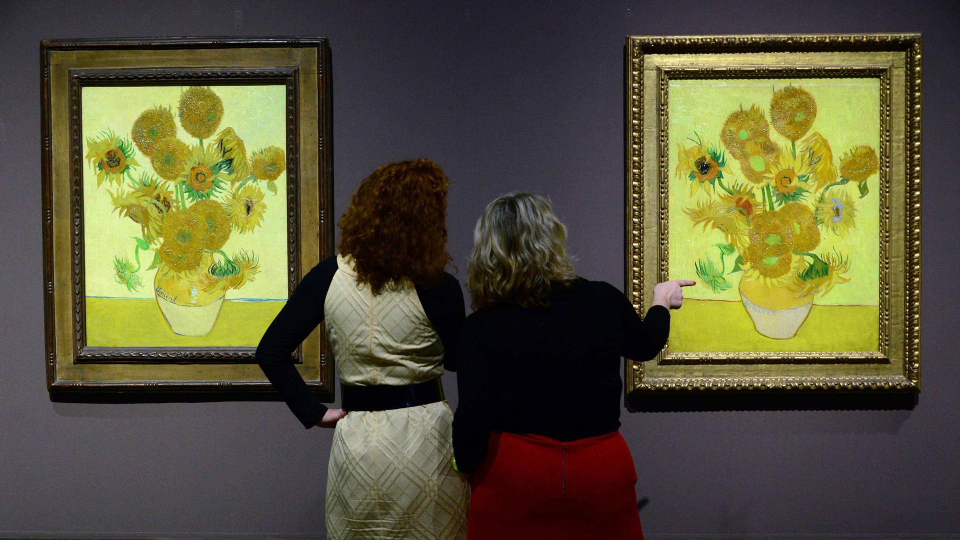 Zwei der ikonischen Sonnenblumen-Gemälde von Vincent van Gogh: (links) Sonnenblumen, 1888, The National Gallery, London; (rechts) Sonnenblumen, 1889, Van Gogh Museum, Amsterdam. Zwei der ikonischen Sonnenblumen-Gemälde von Vincent van Gogh: (links) Sonnenblumen, 1888, The National Gallery, London; (rechts) Sonnenblumen, 1889, Van Gogh Museum, Amsterdam.