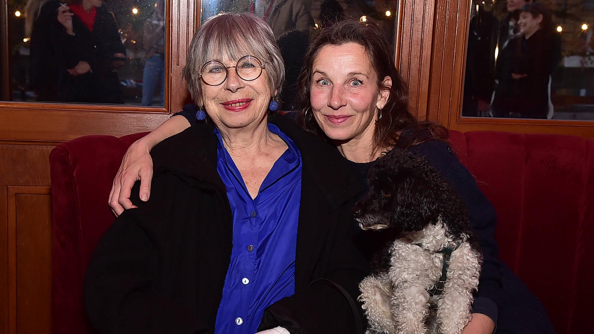 Die Schauspielerin Monika Hansen (l.) mit ihrer Tochter, der Schauspielerin und Sängerin Meret Becker (r.)