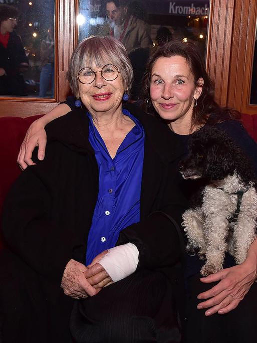 Die Schauspielerin Monika Hansen (l.) mit ihrer Tochter, der Schauspielerin und Sängerin Meret Becker (r.)