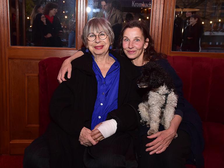 Die Schauspielerin Monika Hansen (l.) mit ihrer Tochter, der Schauspielerin und Sängerin Meret Becker (r.)