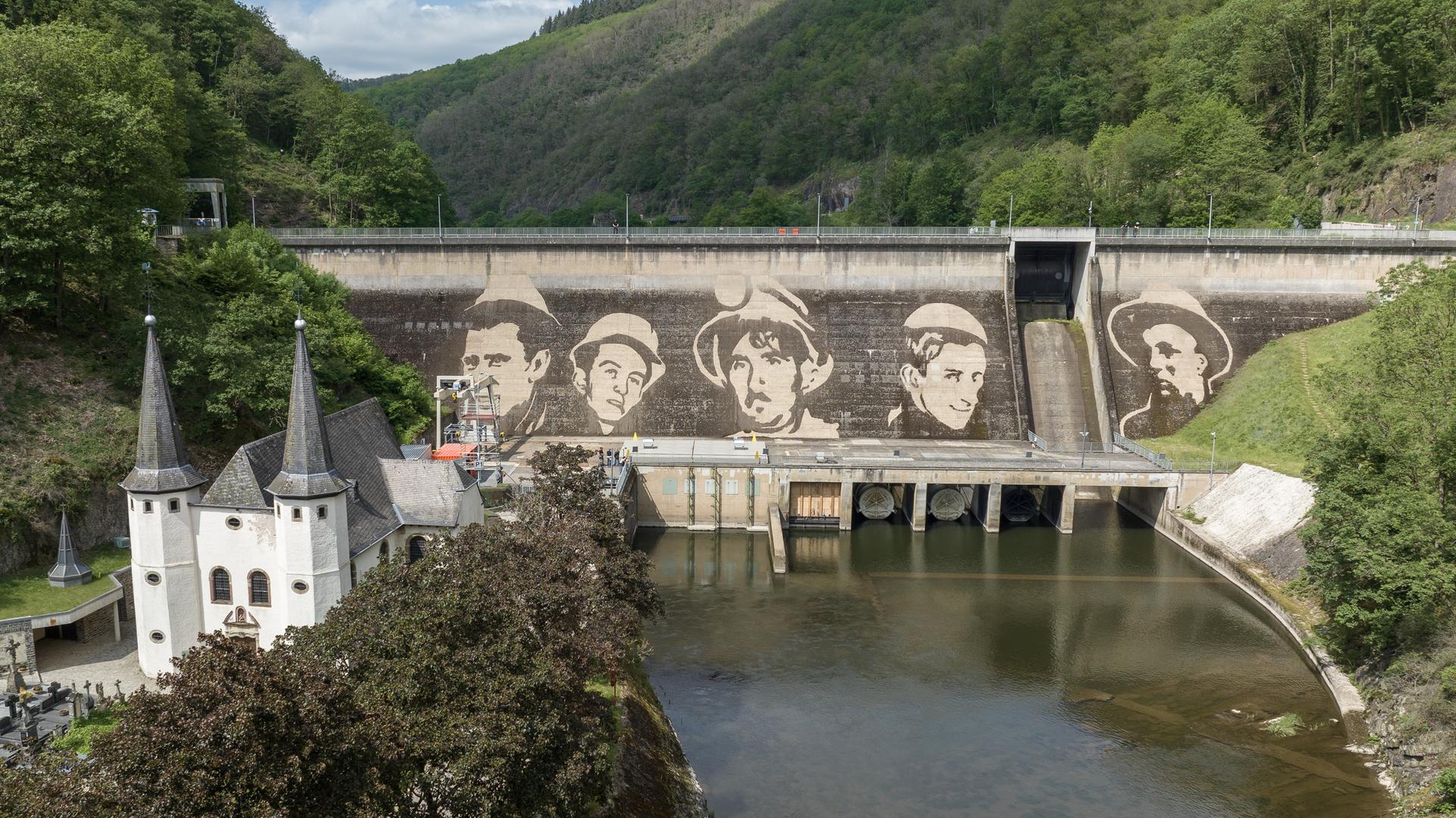 An einer Staumauer im luxemburgischen Vianden prangt das jüngste monumentale Werk des Künstlers Klaus Dauven