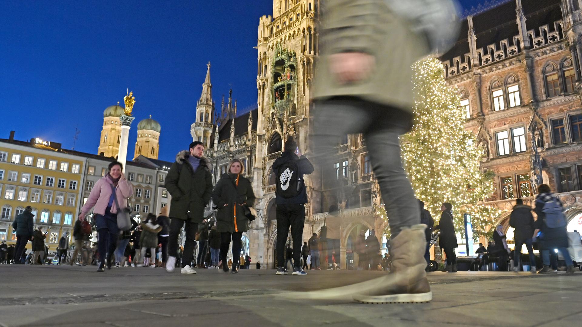 Passanten zur Weihnachtszeit in der Fußgängerzone in München