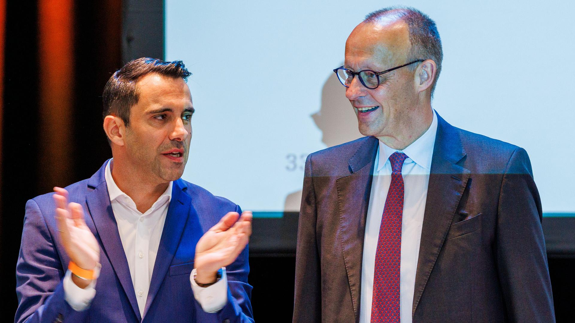 Bundeskanzler Friedrich Merz (r) steht beim Landesparteitags der CDU Mecklenburg-Vorpommern mit Daniel Peters, Landeschef und Spitzenkandidat der CDU für die Landtagswahlen, auf der Bühne und wird teilweise von einem Beamer beleuchtet. Bundeskanzler Friedrich Merz (r) steht beim Landesparteitags der CDU Mecklenburg-Vorpommern mit Daniel Peters, Landeschef und Spitzenkandidat der CDU für die Landtagswahlen, auf der Bühne und wird teilweise von einem Beamer beleuchtet.