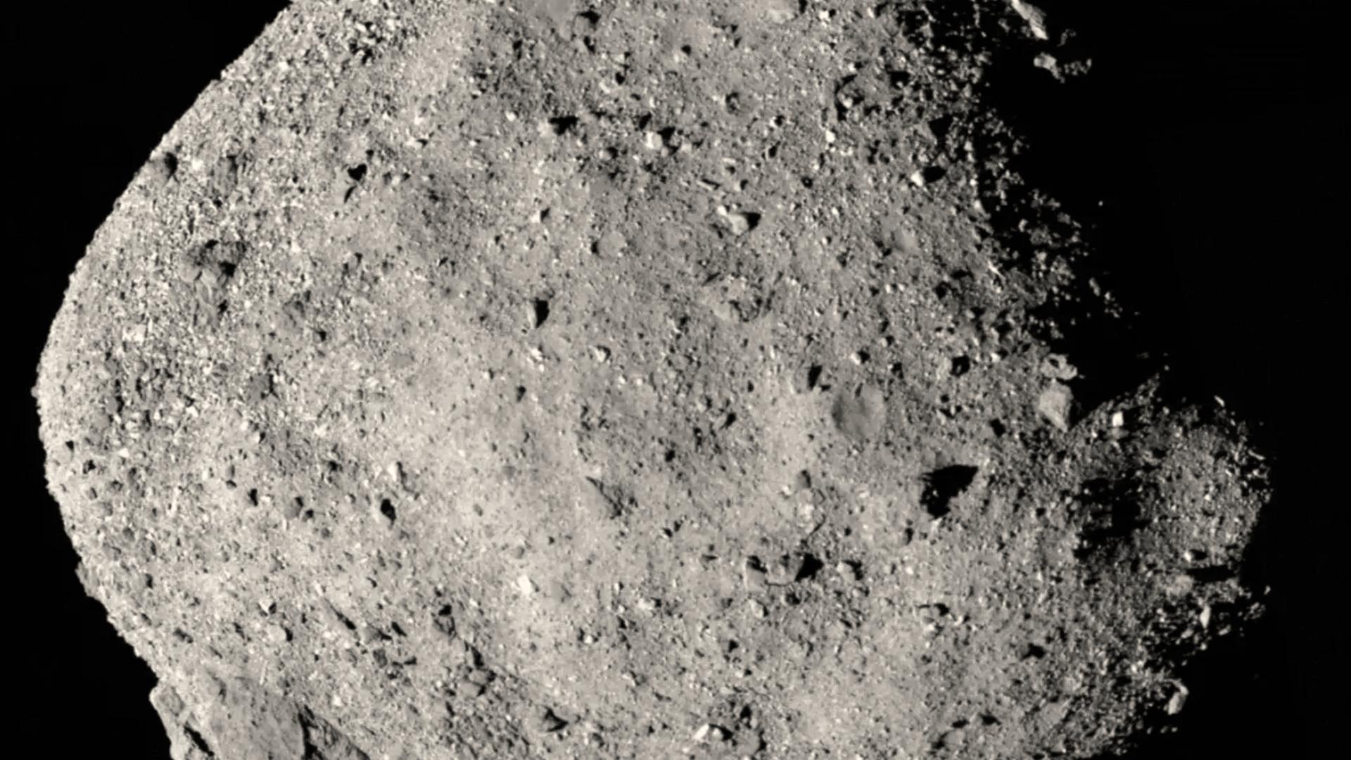 Aufnahme eines grauen riesigen Gesteins vor schwarzem Hintergrund