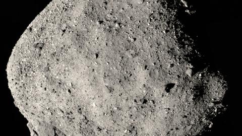 Aufnahme eines grauen riesigen Gesteins vor schwarzem Hintergrund