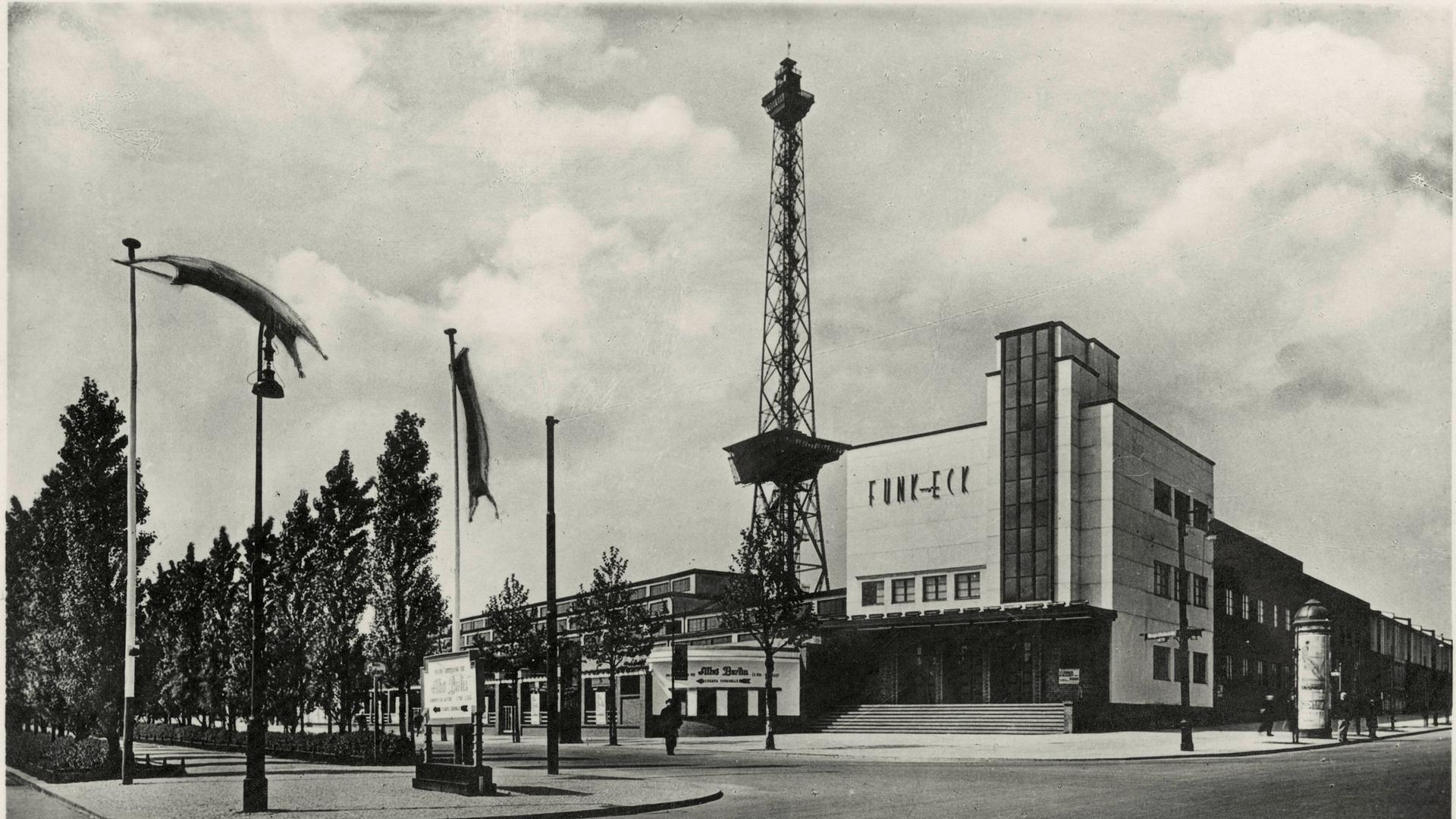 Schwarzweißfoto des Berliner Funkturms, der im Stil der frühen Moderne vergleichbar dem Eifelturm in Paris gebaut ist. Schwarzweißfoto des Berliner Funkturms, der im Stil der frühen Moderne vergleichbar dem Eifelturm in Paris gebaut ist.