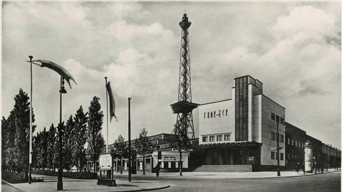 Schwarzweißfoto des Berliner Funkturms, der im Stil der frühen Moderne vergleichbar dem Eifelturm in Paris gebaut ist.