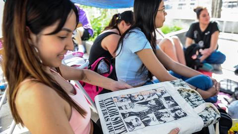 Junge Frauen mit Swift-Shirts und anderen Merchandise-Produkten: Taylor-Swift-Fans warten auf den ersten Auftritt der Sängerin in Argentinien.