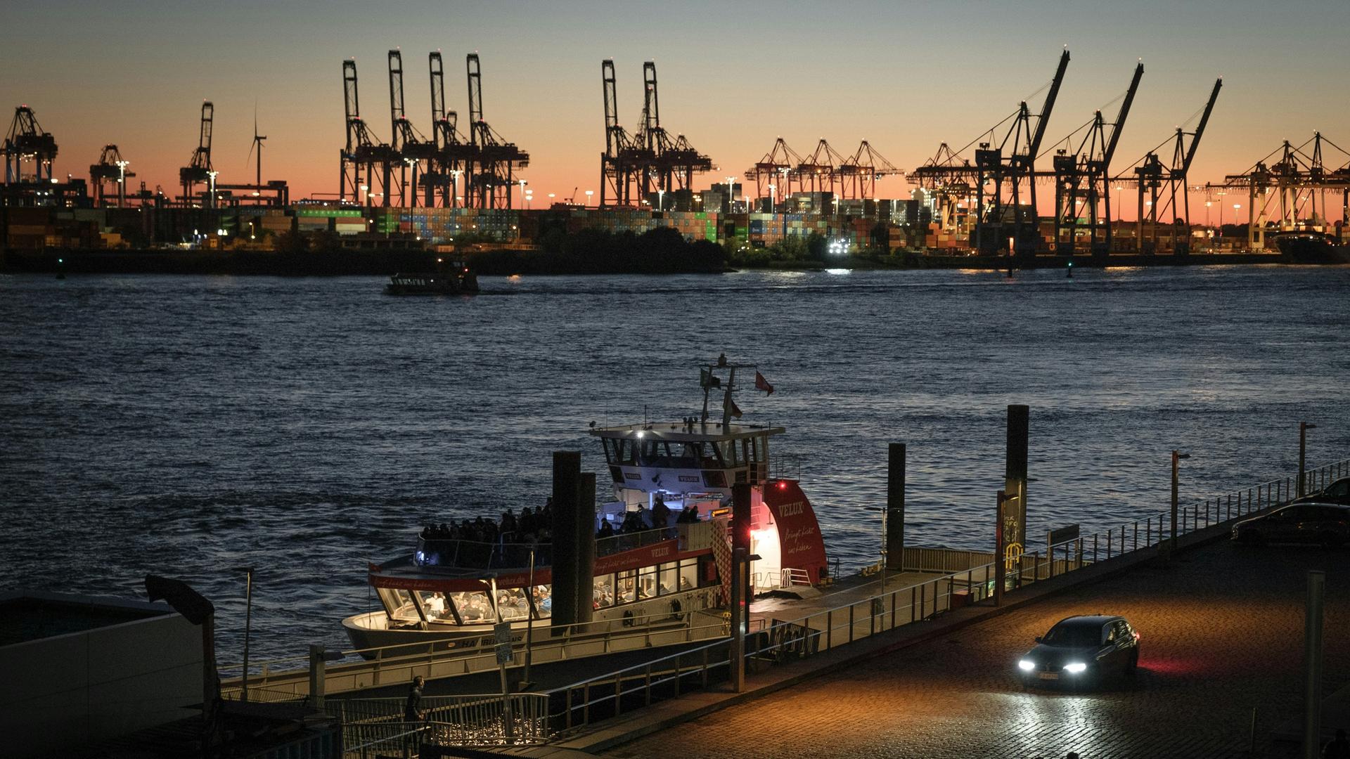 Blick über den Hafen zu den markanten Hamburger Kränen.