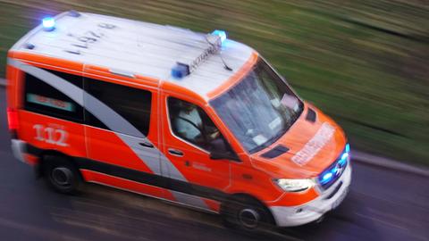 Ein Notarztwagen der Berliner Feuerwehr am 15.11.2022 auf einer Einsatzfahrt.