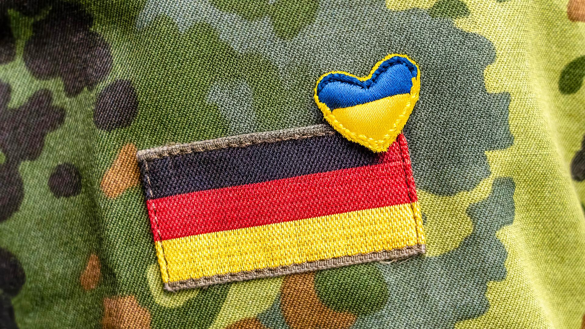 Eine Bundeswehr-Uniform mit deutscher Flagge und einem blau-gelben Herz
