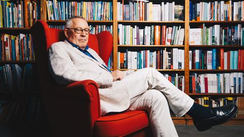 30.09.2022 - Berlin - Der Autor Karl Schlögel posiert in einem roten Sessel vor Bücherregalen in einer Buchhandlung am Bayrischen Platz in Berlin. 30.09.2022 - Berlin - Der Autor Karl Schlögel posiert in einem roten Sessel vor Bücherregalen in einer Buchhandlung am Bayrischen Platz in Berlin.