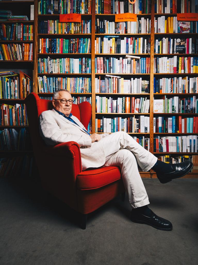 30.09.2022 - Berlin - Der Autor Karl Schlögel posiert in einem roten Sessel vor Bücherregalen in einer Buchhandlung am Bayrischen Platz in Berlin.