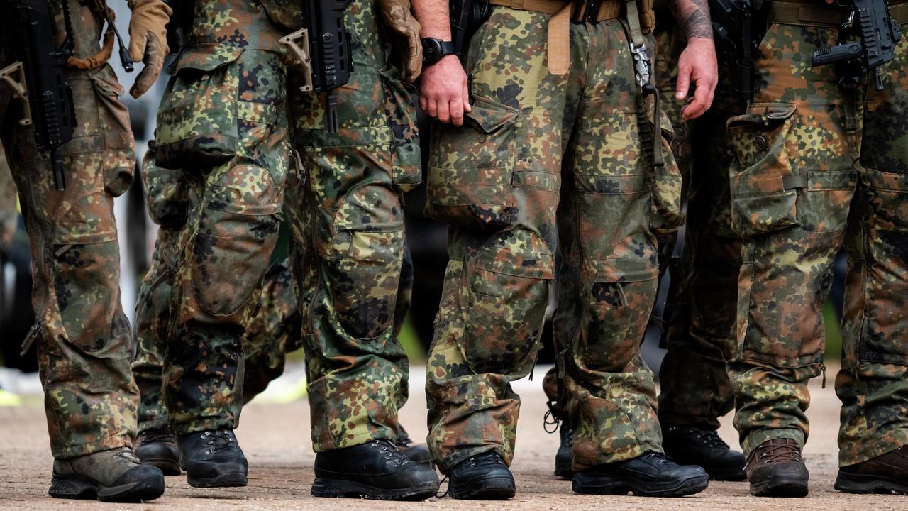 Symbolbild: Soldaten der Bundeswehr in Tarnuniform marschieren geschlossen im Einsatz.