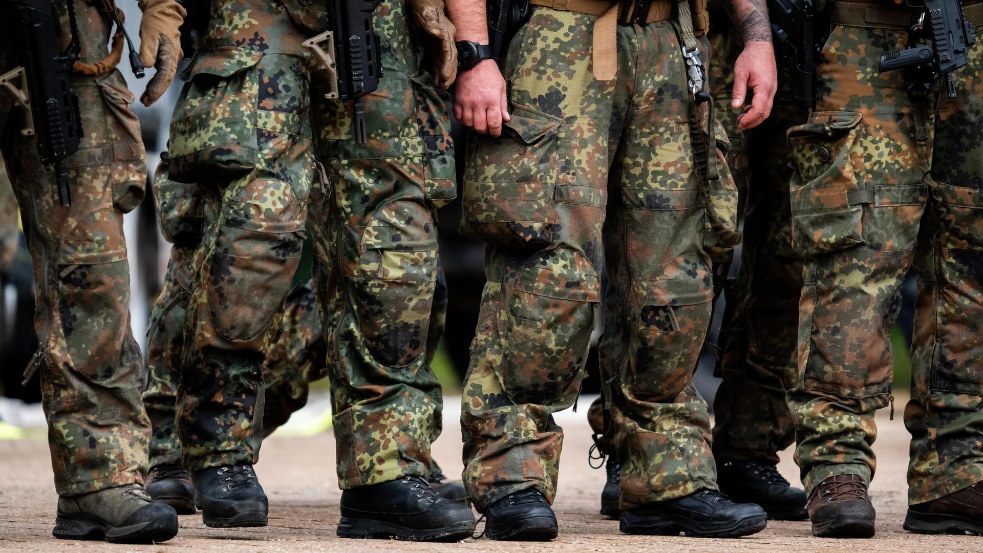 Das Bild zeigt die Beine von Soldaten der Bundeswehr in Tarnuniform. 