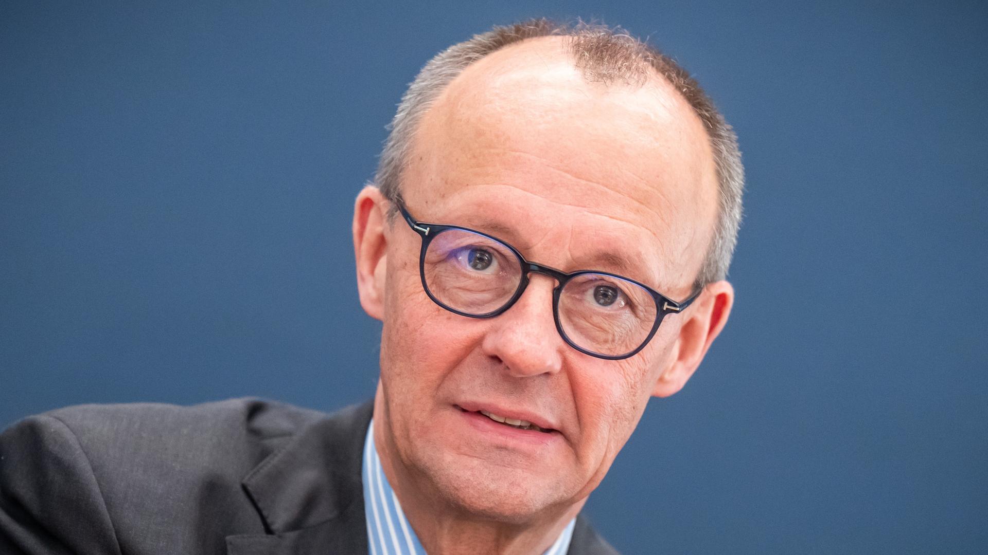 Friedrich Merz, Unions-Kanzlerkandidat und CDU-Bundesvorsitzender, spricht zu Beginn der Sitzung des CDU-Bundesvorstands.