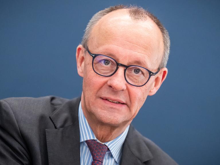 Friedrich Merz, Unions-Kanzlerkandidat und CDU-Bundesvorsitzender, spricht zu Beginn der Sitzung des CDU-Bundesvorstands.