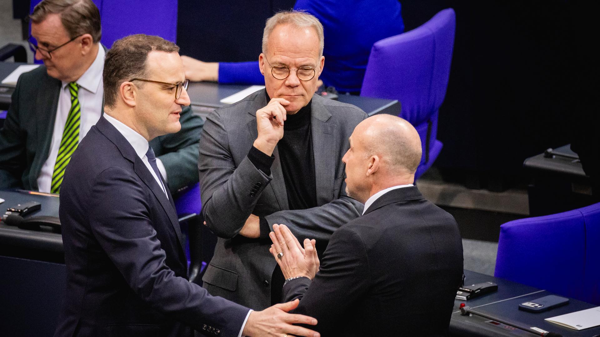 Die Fraktionsvorsitzenden von Union und SPD im Bundestag, Jens Spahn (l.) und Matthias Miersch (Mitte), stehen mit dem CSU-Landesgruppenchef Alexander Hoffmann im Plenum des Bundestags.