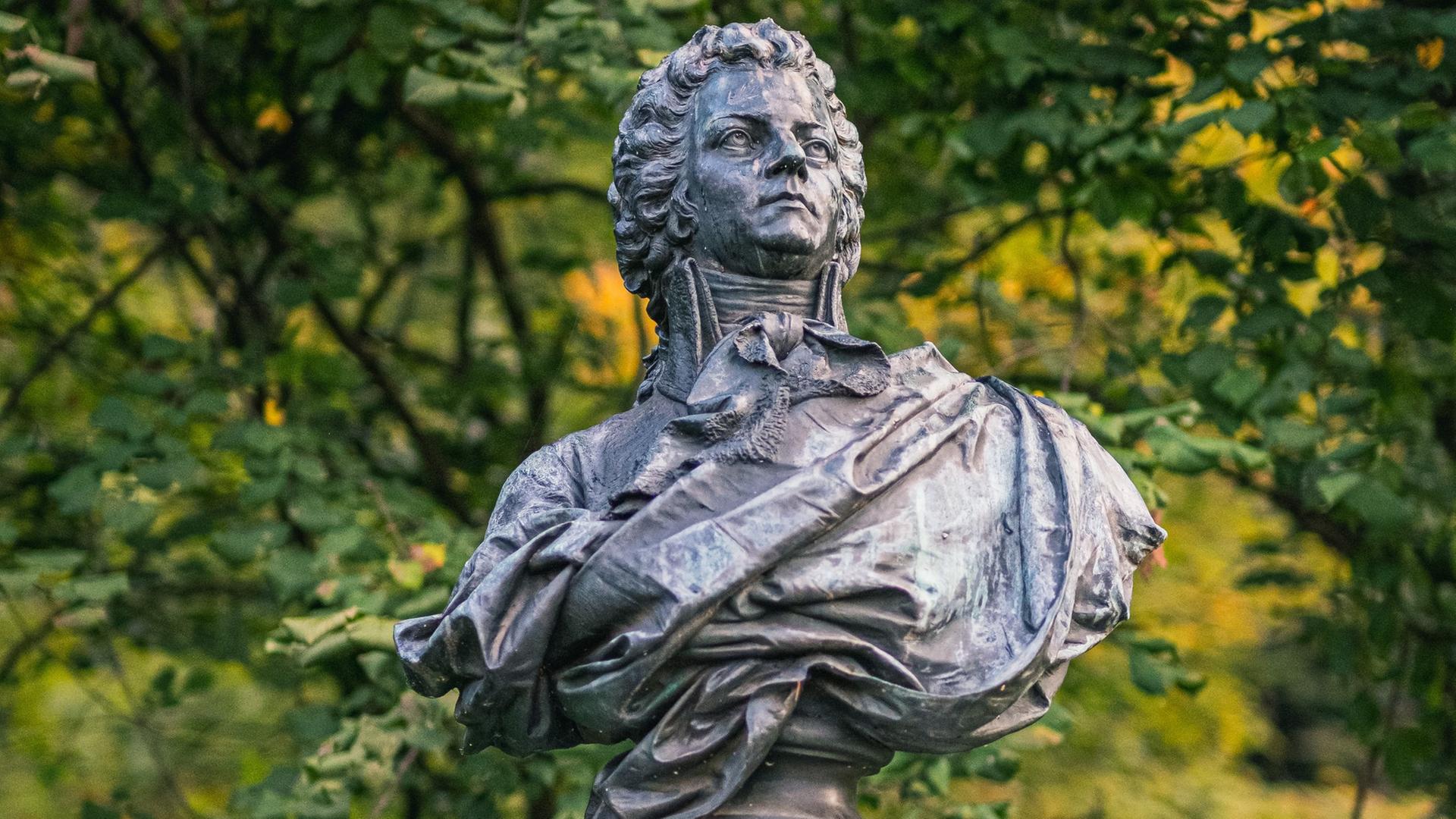 Wir sehen eine Büste des Komponisten Wolfgang Amadeus Mozart. 