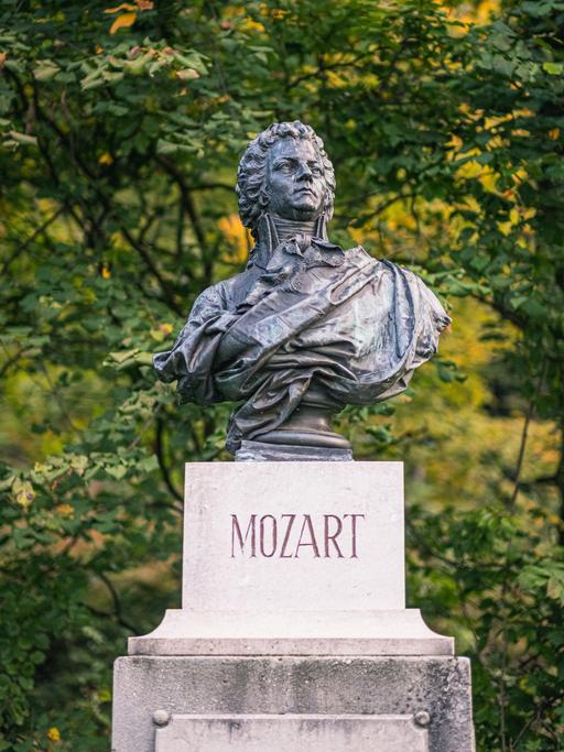 Wir sehen eine Büste des Komponisten Wolfgang Amadeus Mozart. 