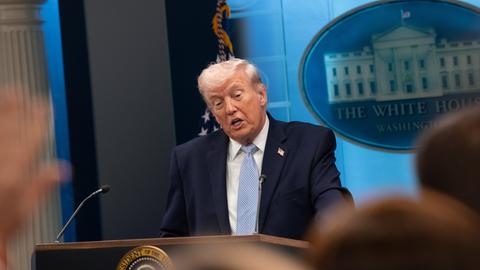 US-Präsident Donald Trump spricht am 6. April 2026 im Weißen Haus. Neben ihm stehen CIA-Direktor John Ratcliffe, US-Verteidigungsminister Pete Hegseth und der Vorsitzende der Joint Chiefs of Staff, General Dan Caine. (Foto: Andrew Leyden/NurPhoto)