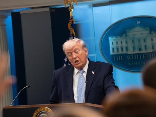 US-Präsident Donald Trump spricht am 6. April 2026 im Weißen Haus. Neben ihm stehen CIA-Direktor John Ratcliffe, US-Verteidigungsminister Pete Hegseth und der Vorsitzende der Joint Chiefs of Staff, General Dan Caine. (Foto: Andrew Leyden/NurPhoto) US-Präsident Donald Trump spricht am 6. April 2026 im Weißen Haus. Neben ihm stehen CIA-Direktor John Ratcliffe, US-Verteidigungsminister Pete Hegseth und der Vorsitzende der Joint Chiefs of Staff, General Dan Caine. (Foto: Andrew Leyden/NurPhoto)