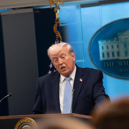 US-Präsident Donald Trump spricht am 6. April 2026 im Weißen Haus. Neben ihm stehen CIA-Direktor John Ratcliffe, US-Verteidigungsminister Pete Hegseth und der Vorsitzende der Joint Chiefs of Staff, General Dan Caine. (Foto: Andrew Leyden/NurPhoto)