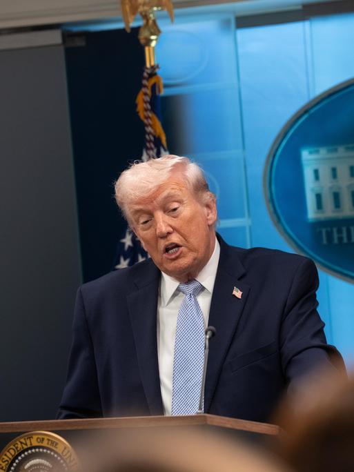 US-Präsident Donald Trump spricht am 6. April 2026 im Weißen Haus. Neben ihm stehen CIA-Direktor John Ratcliffe, US-Verteidigungsminister Pete Hegseth und der Vorsitzende der Joint Chiefs of Staff, General Dan Caine. (Foto: Andrew Leyden/NurPhoto) US-Präsident Donald Trump spricht am 6. April 2026 im Weißen Haus. Neben ihm stehen CIA-Direktor John Ratcliffe, US-Verteidigungsminister Pete Hegseth und der Vorsitzende der Joint Chiefs of Staff, General Dan Caine. (Foto: Andrew Leyden/NurPhoto)