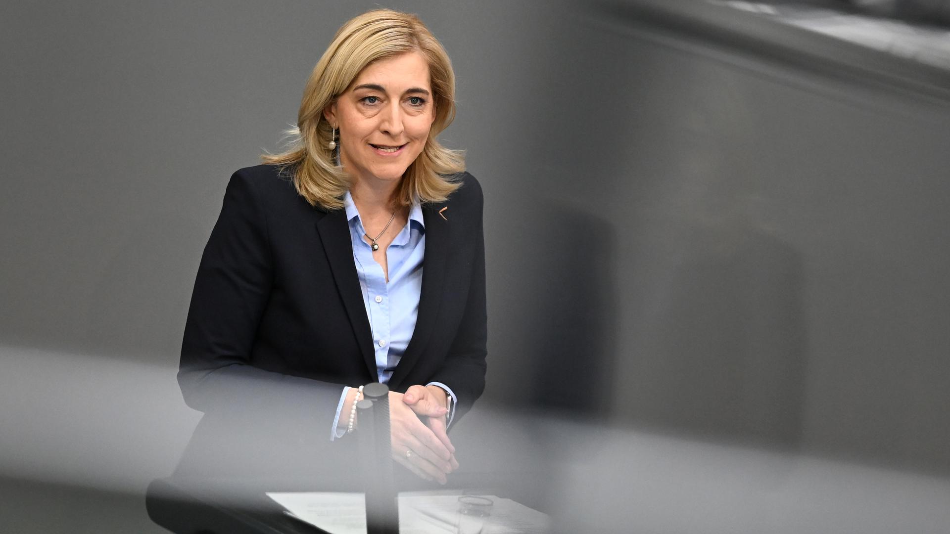 Nina Warken (CDU), Bundesministerin für Gesundheit, spricht zum GKV-Beitragssatzstabilisierungsgesetz im Plenarsaal im Bundestag. Nina Warken (CDU), Bundesministerin für Gesundheit, spricht zum GKV-Beitragssatzstabilisierungsgesetz im Plenarsaal im Bundestag.