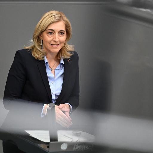 Nina Warken (CDU), Bundesministerin für Gesundheit, spricht zum GKV-Beitragssatzstabilisierungsgesetz im Plenarsaal im Bundestag.