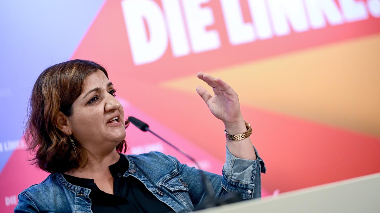 Özlem Demirel, Mitglied des Europäischen Parlaments spricht bei einer Pressekonferenz der Partei Die Linke und steht an einem Pult.