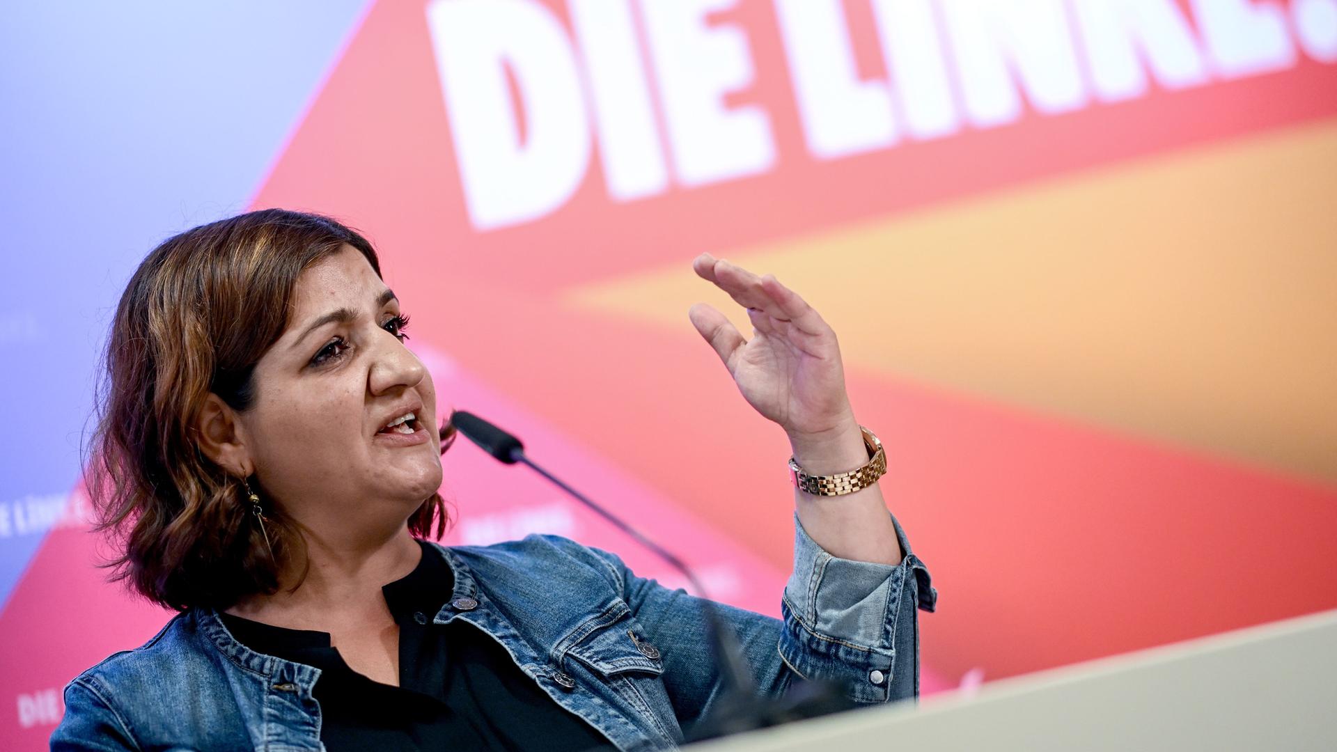 Özlem Demirel, Mitglied des Europäischen Parlaments spricht bei einer Pressekonferenz der Partei Die Linke und steht an einem Pult. Özlem Demirel, Mitglied des Europäischen Parlaments spricht bei einer Pressekonferenz der Partei Die Linke und steht an einem Pult.