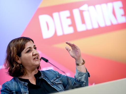 Özlem Demirel, Mitglied des Europäischen Parlaments spricht bei einer Pressekonferenz der Partei Die Linke und steht an einem Pult.