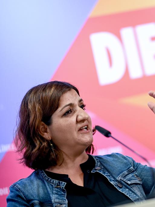 Özlem Demirel, Mitglied des Europäischen Parlaments spricht bei einer Pressekonferenz der Partei Die Linke und steht an einem Pult.