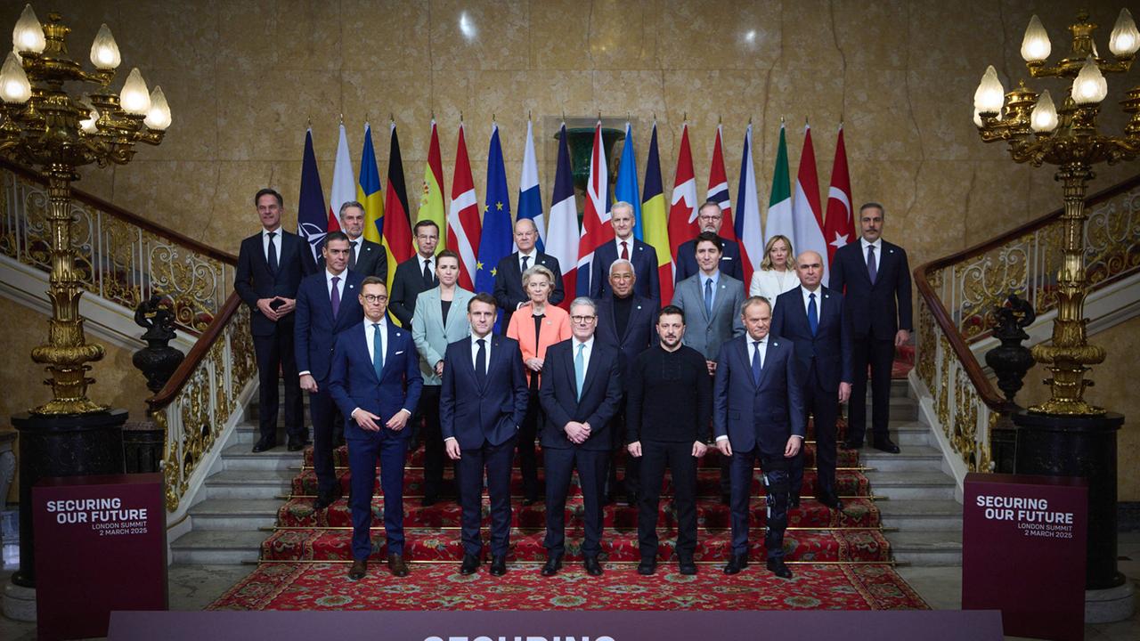 Gruppenbild der europäischen Regierungschefs mit NATO-Generalsekretär Mark Rutte und dem ukrainischen Präsidenten Wolodimir Selenskij beim Londoner Sicherheits-Gipfel am 3. März 2025