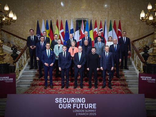 Gruppenbild der europäischen Regierungschefs mit NATO-Generalsekretär Mark Rutte und dem ukrainischen Präsidenten Wolodimir Selenskij beim Londoner Sicherheits-Gipfel am 3. März 2025