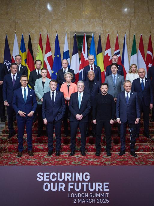 Gruppenbild der europäischen Regierungschefs mit NATO-Generalsekretär Mark Rutte und dem ukrainischen Präsidenten Wolodimir Selenskij beim Londoner Sicherheits-Gipfel am 3. März 2025