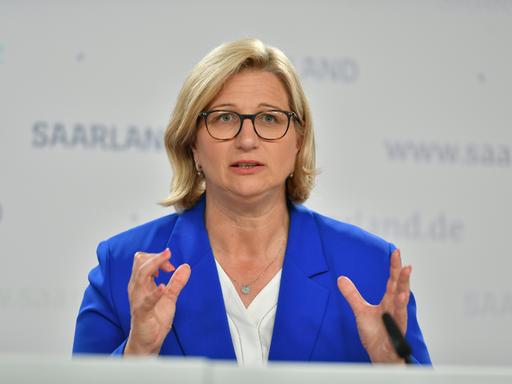 Saarlands Ministerpräsidentin Anke Rehlinger (SPD) spricht bei einer Pressekonferenz, hinter ihr ist der Schriftzug Saarland zu sehen.