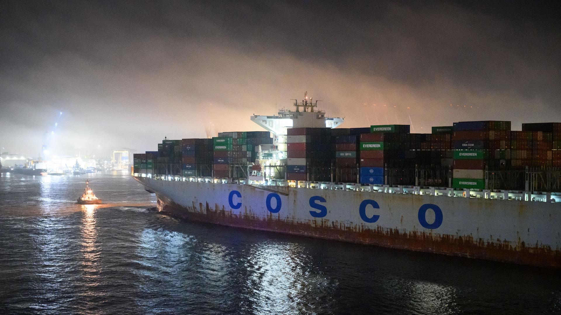 Das Containerschiff "Cosco Pride" fährt auf der Elbe vor dem Container-Terminal Tollerort im Morgennebel. 
