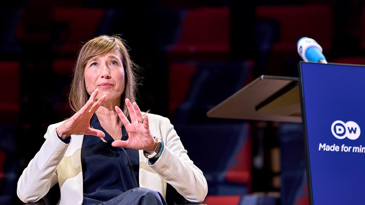 Barbara Massing gestikuliert. 