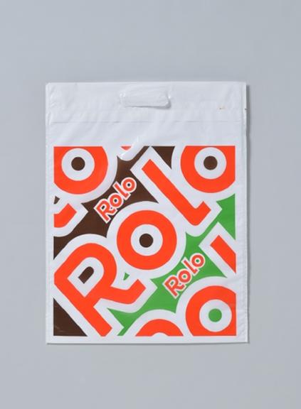 Eine Einweg-Plastiktüte mit Werbung für Rolo-Schokolade