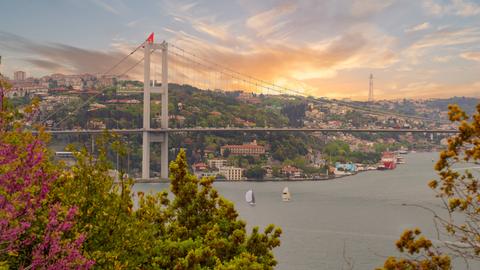 Ein Panoramablick auf die Stadt Istanbul im Sonnenaufgang.