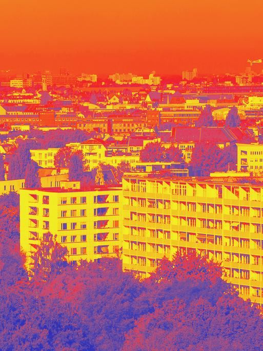 Das Bild zeigt die Skyline des Hansaviertels in Berlin mit vielen Mehrfamilienwohnungen. Über dem gesamten Bild liegt ein Infrarotfilter – der gesamte Himmel ist tieforange. 